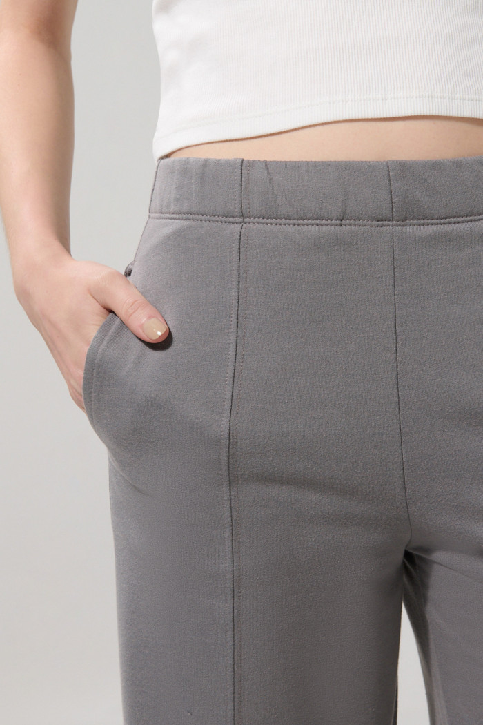 Pantalón unicolor jogger bota recta con vena centrada