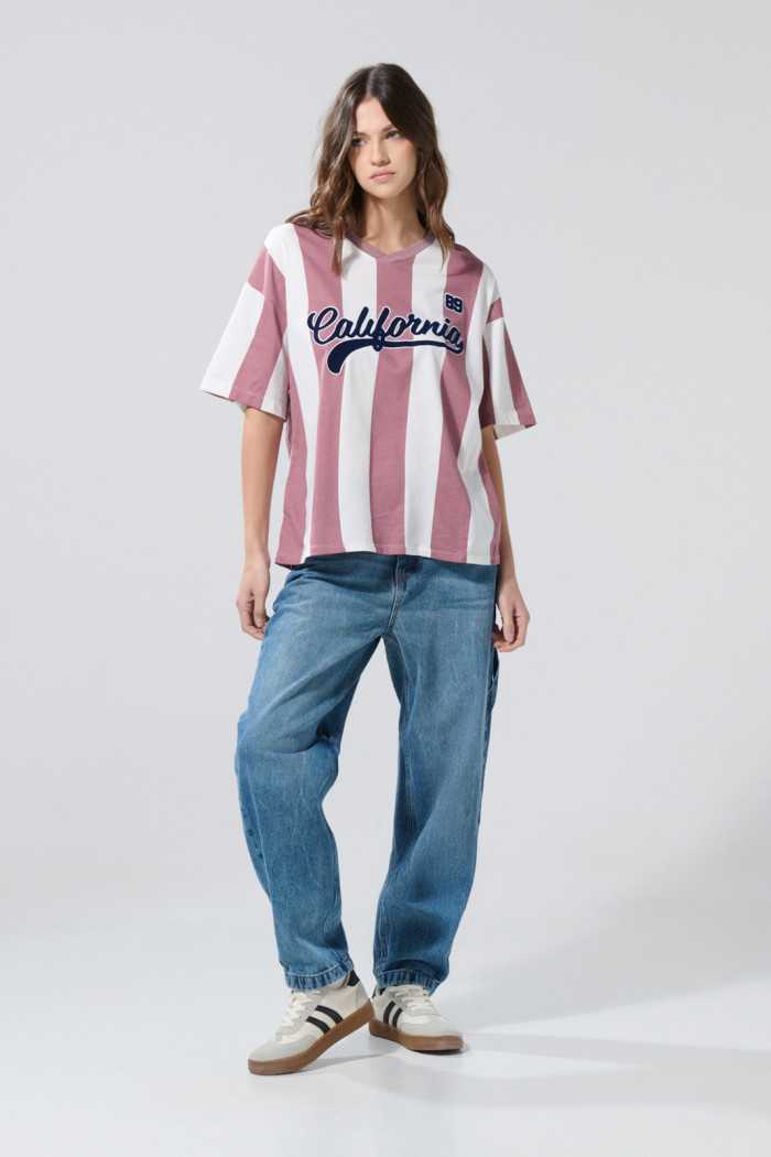 Camiseta cuello V crema clara oversize college a rayas