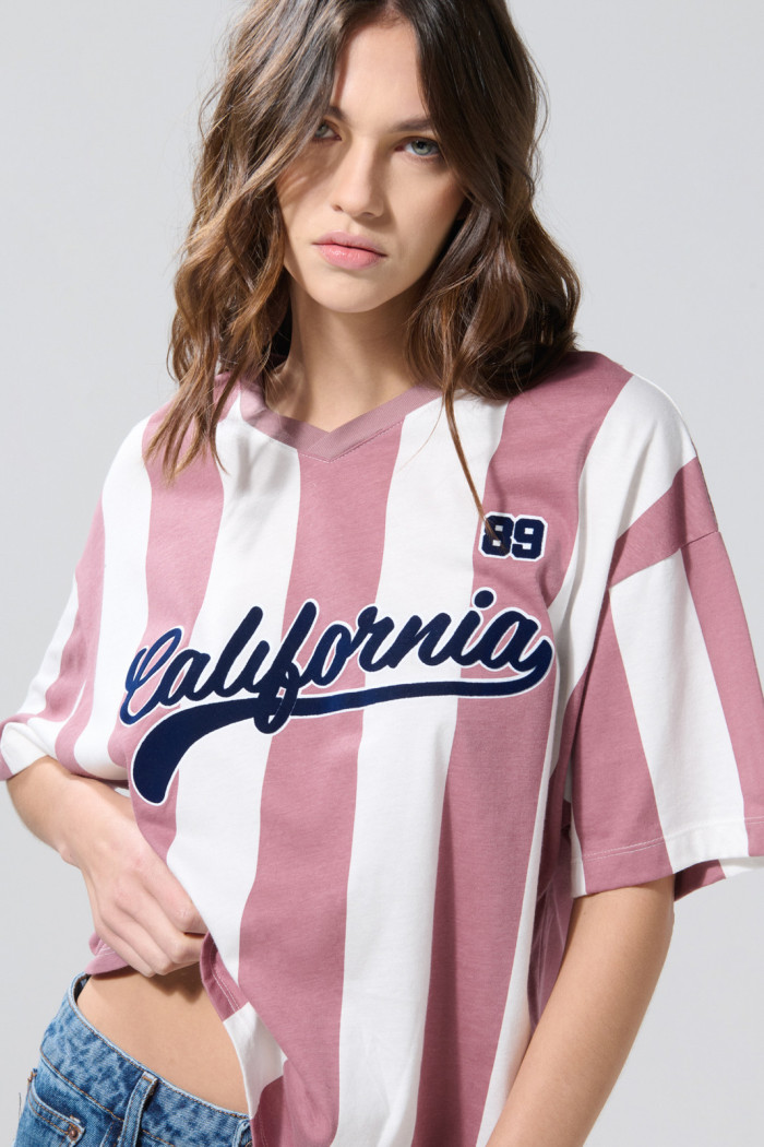 Camiseta cuello V crema clara oversize college a rayas