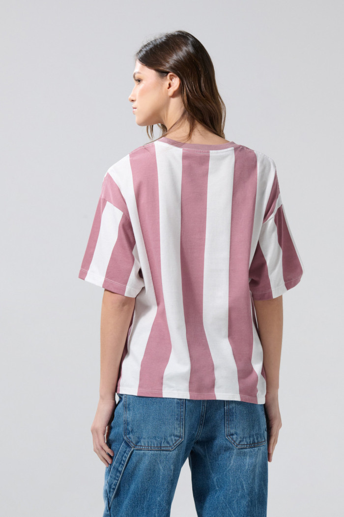 Camiseta cuello V crema clara oversize college a rayas