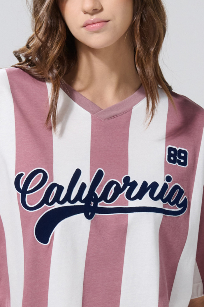 Camiseta cuello V crema clara oversize college a rayas