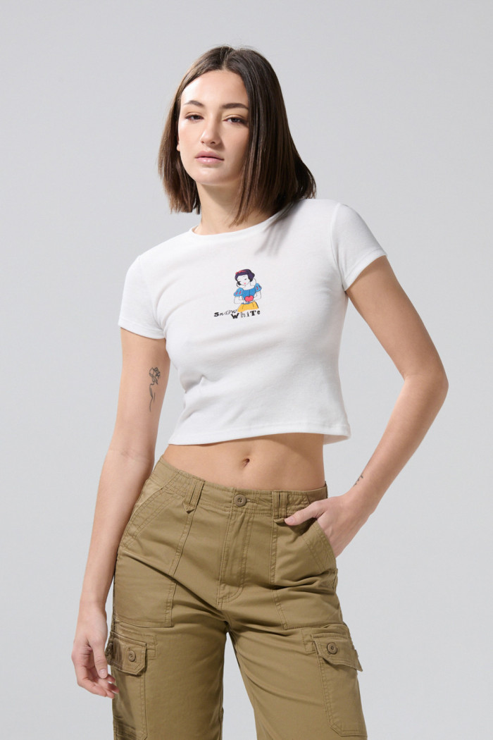 Camiseta crema clara manga corta con arte de Blanca Nieves