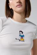 Camiseta crema clara manga corta con arte de Blanca Nieves