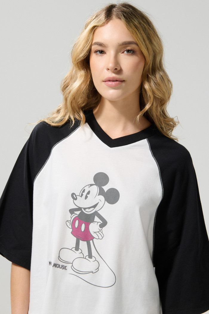 Camiseta oversize crop top crema de Mickey con cuello V