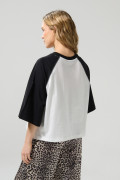 Camiseta oversize crop top crema de Mickey con cuello V