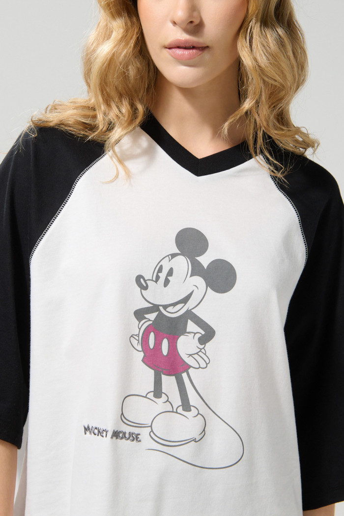 Camiseta oversize crop top crema de Mickey con cuello V