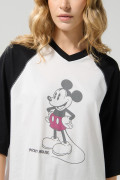 Camiseta oversize crop top crema de Mickey con cuello V