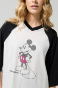 Camiseta oversize crop top crema de Mickey con cuello V
