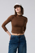 Camiseta cuello alto unicolor en rib con manga larga