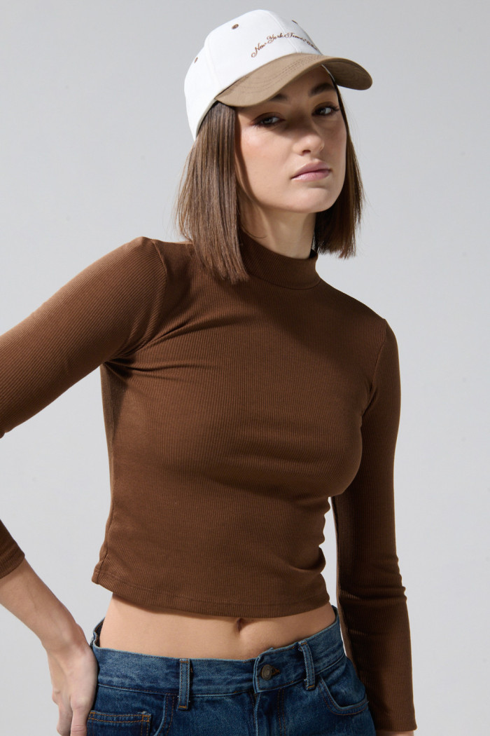 Camiseta cuello alto unicolor en rib con manga larga