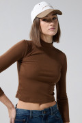 Camiseta cuello alto unicolor en rib con manga larga