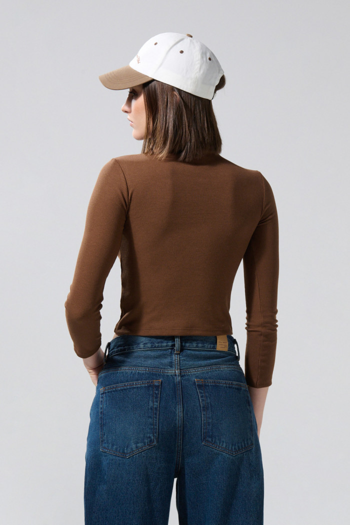 Camiseta cuello alto unicolor en rib con manga larga