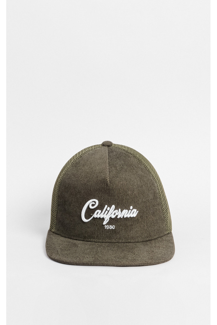 Cachucha trucker verde oscura con bordado college