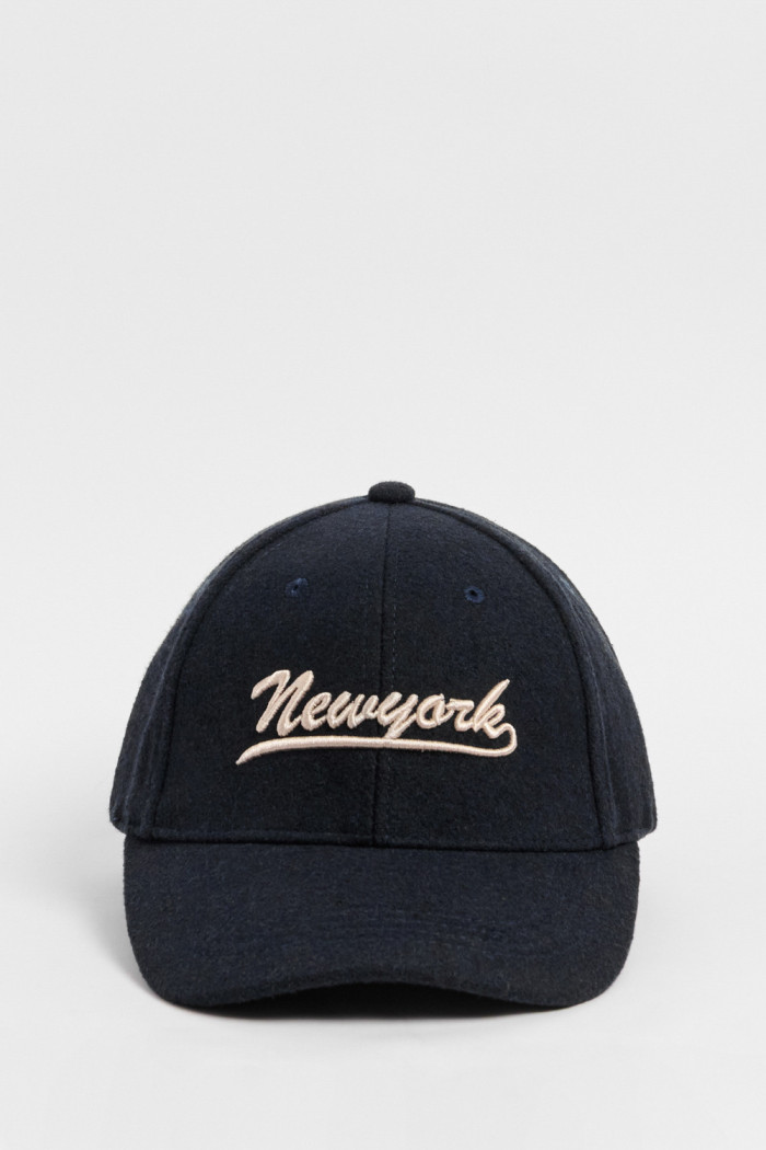 Gorra azul con bordado de "New York"