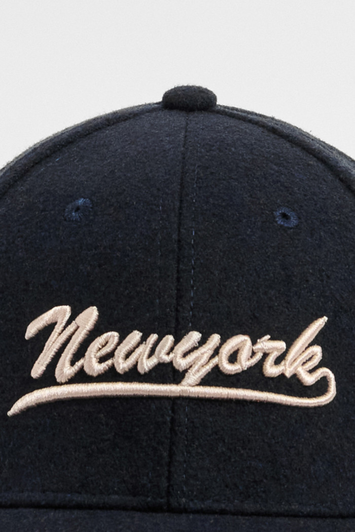 Gorra azul con bordado de "New York"