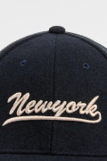 Gorra azul con bordado de "New York"