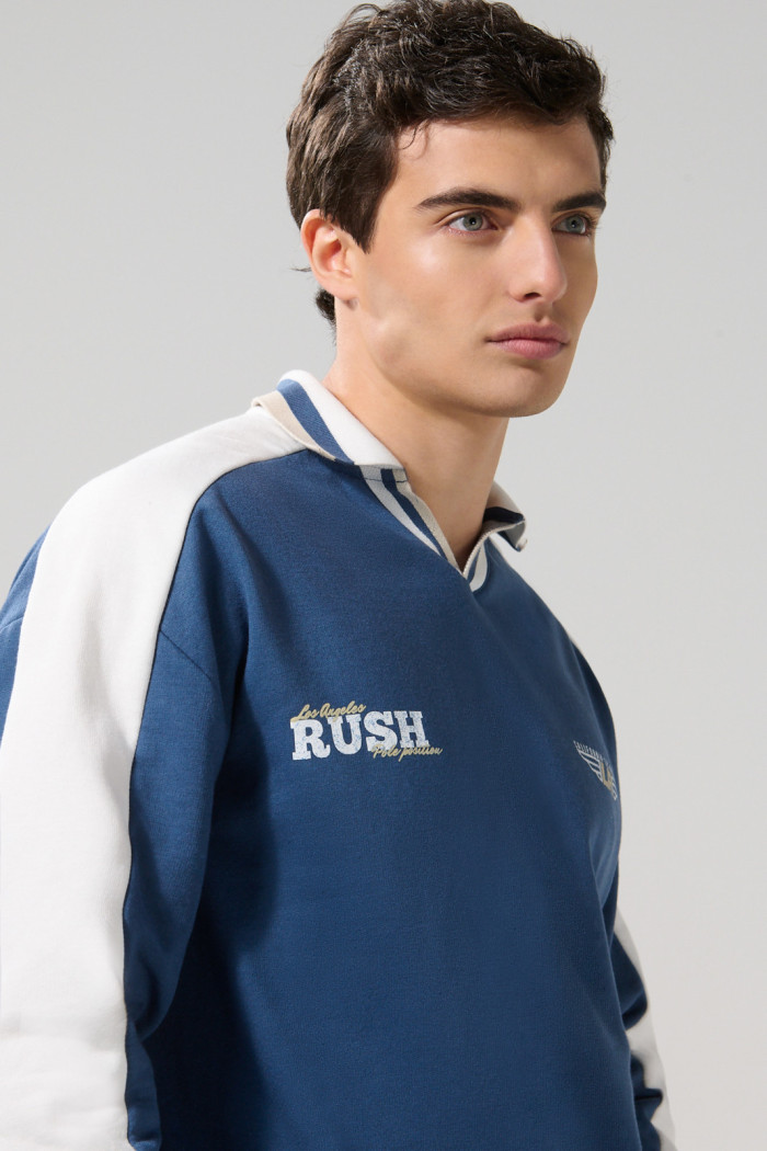 Buzo azul oscuro cuello polo oversize con diseño college