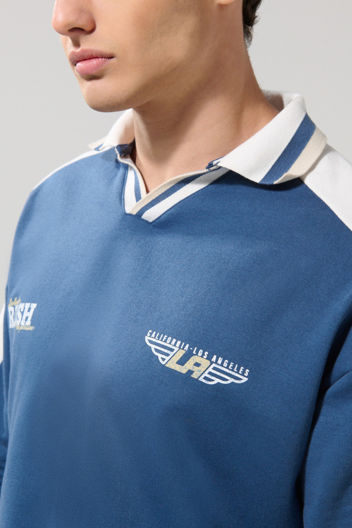 Buzo azul oscuro cuello polo oversize con diseño college
