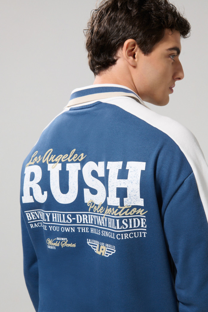 Buzo azul oscuro cuello polo oversize con diseño college