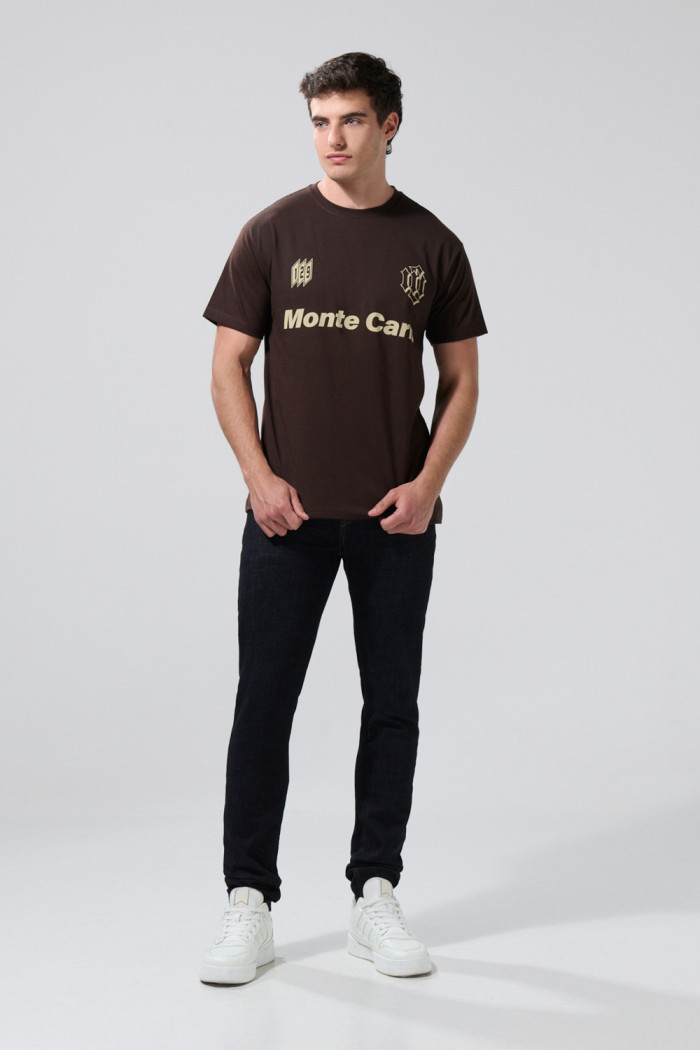 Camiseta café oscura college en algodón con manga corta