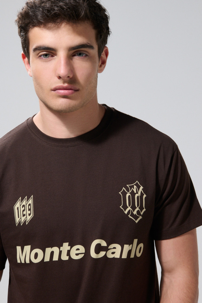 Camiseta café oscura college en algodón con manga corta