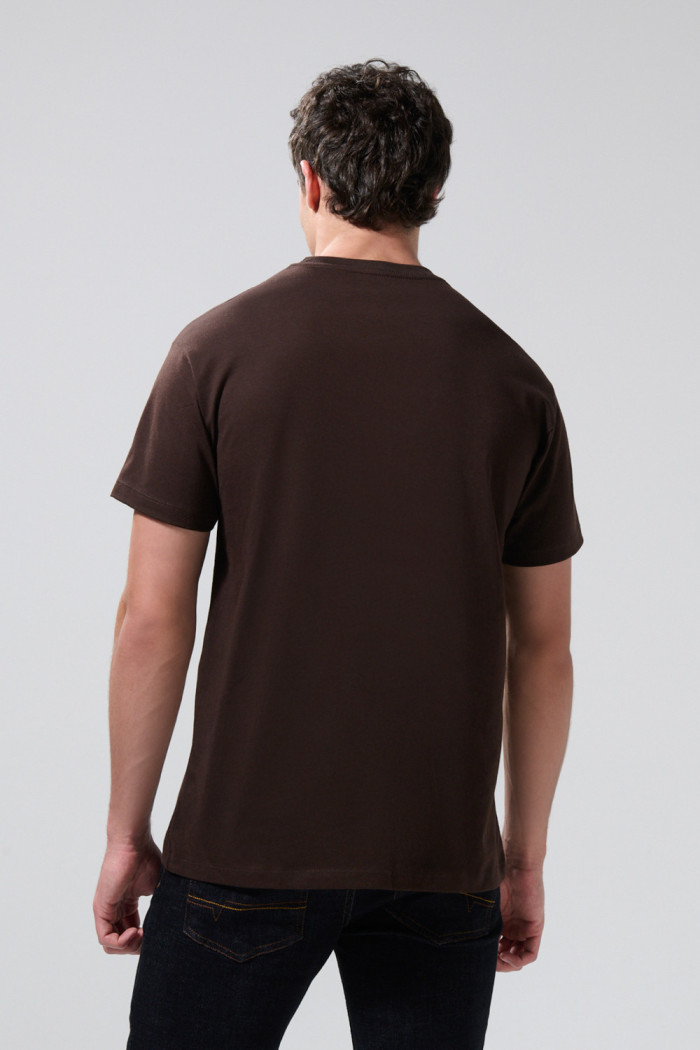 Camiseta café oscura college en algodón con manga corta