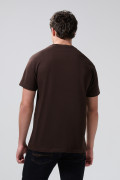 Camiseta café oscura college en algodón con manga corta