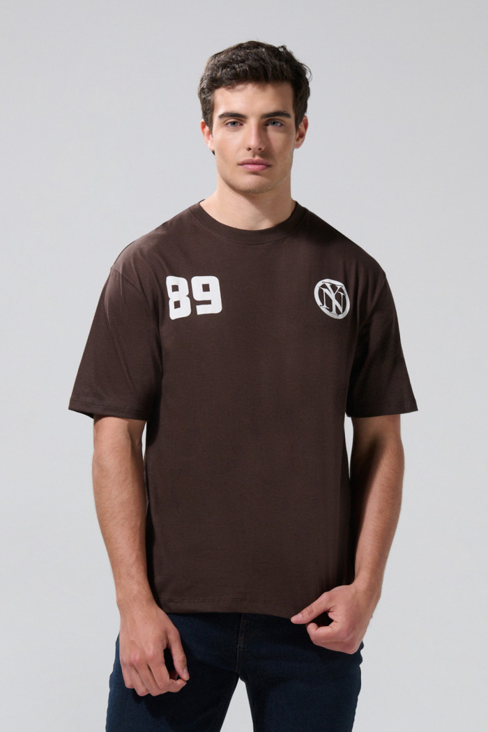 Camiseta café oscura cuello redondo con arte college blanco