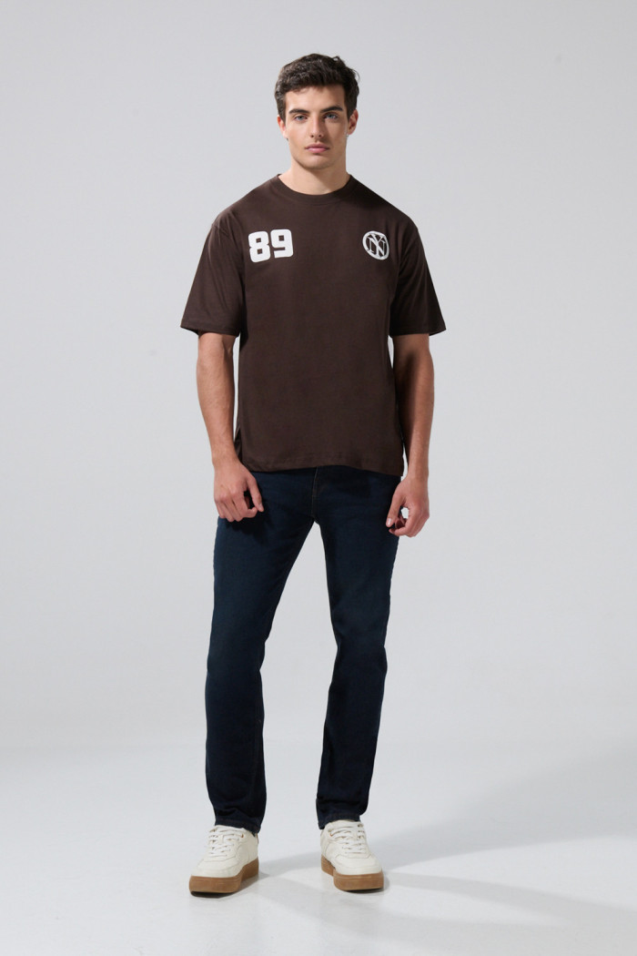 Camiseta café oscura cuello redondo con arte college blanco