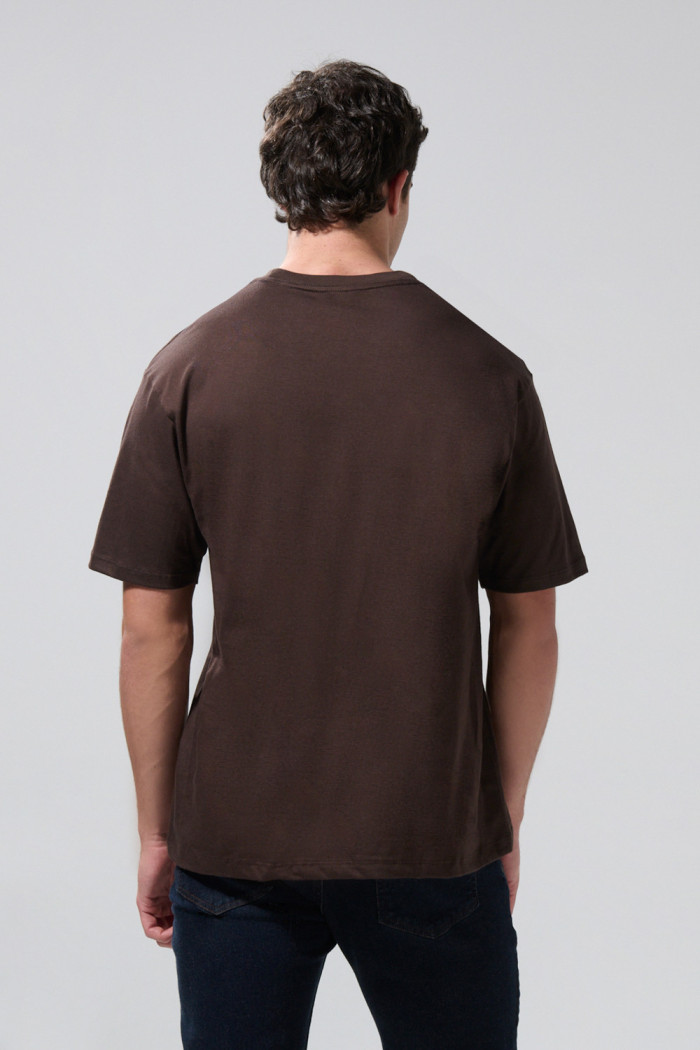 Camiseta café oscura cuello redondo con arte college blanco