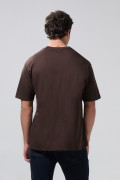 Camiseta café oscura cuello redondo con arte college blanco