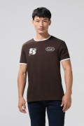Camiseta college café oscura con contrastes y manga corta