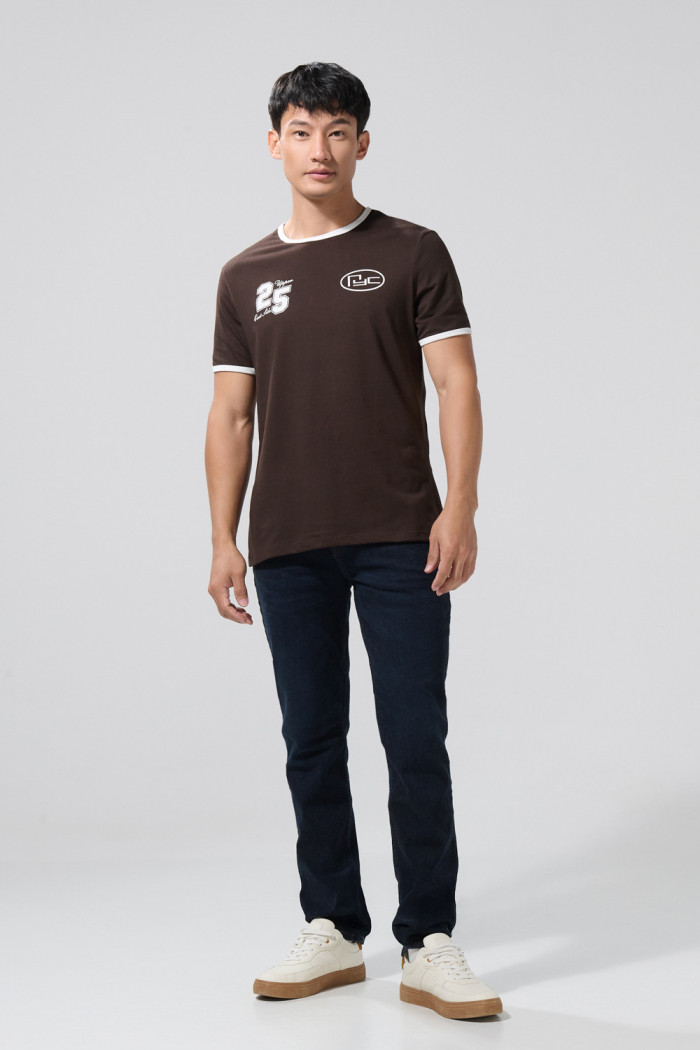 Camiseta college café oscura con contrastes y manga corta