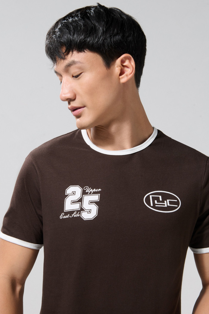 Camiseta college café oscura con contrastes y manga corta