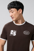 Camiseta college café oscura con contrastes y manga corta