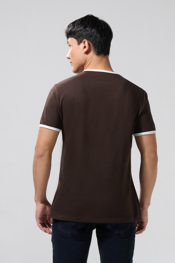 Camiseta college café oscura con contrastes y manga corta