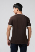 Camiseta college café oscura con contrastes y manga corta