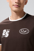 Camiseta college café oscura con contrastes y manga corta