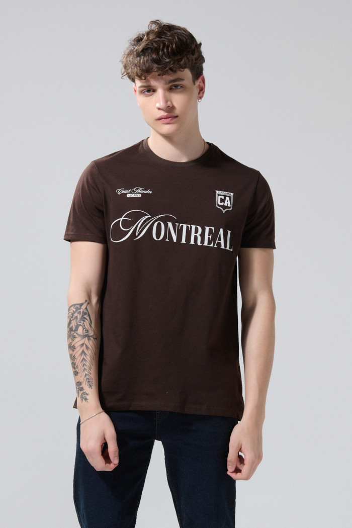 Camiseta café oscura cuello redondo con estampado college