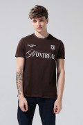 Camiseta café oscura cuello redondo con estampado college