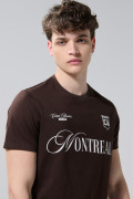 Camiseta café oscura cuello redondo con estampado college