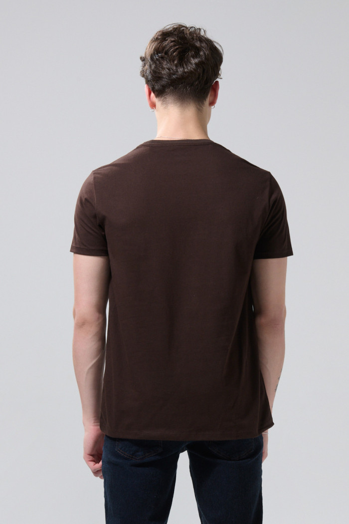 Camiseta café oscura cuello redondo con estampado college