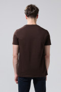 Camiseta café oscura cuello redondo con estampado college