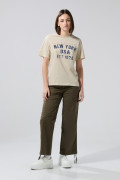 Camiseta en algodón college kaki clara con cuello redondo