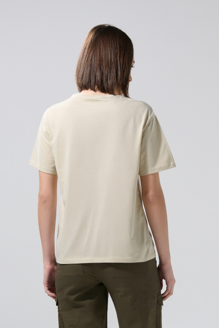 Camiseta en algodón college kaki clara con cuello redondo