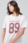 Camiseta manga corta crema con arte college delantero