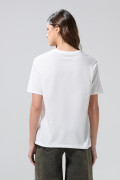 Camiseta manga corta crema con arte college delantero
