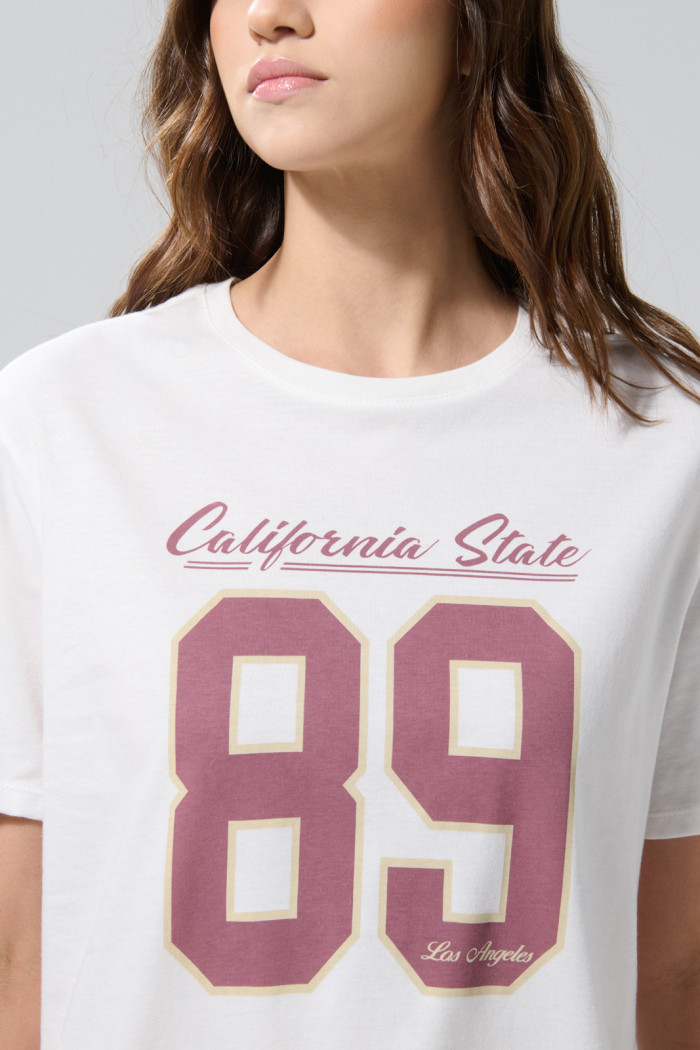Camiseta manga corta crema con arte college delantero