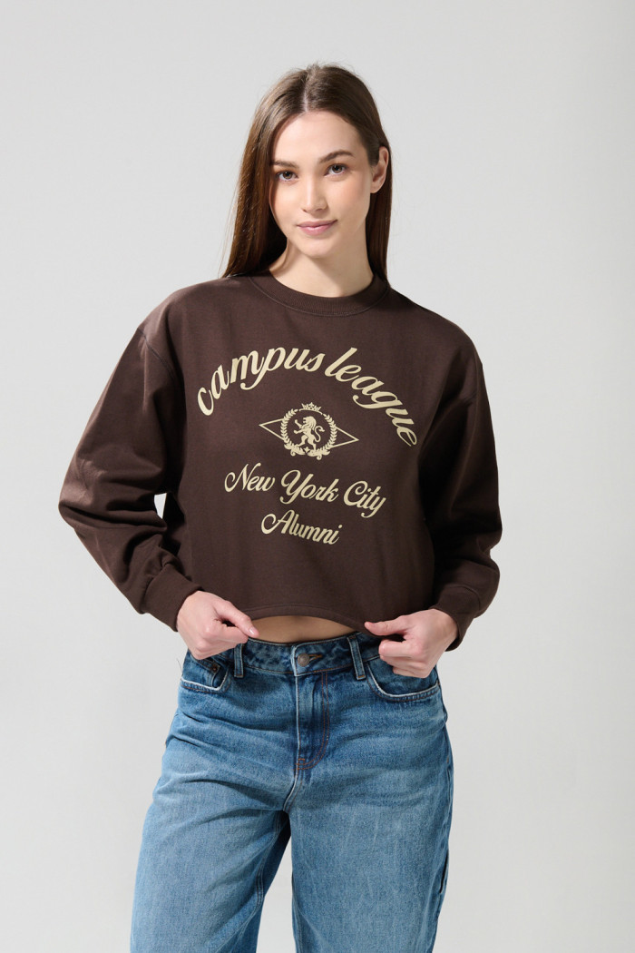 Buzo crop top café oscuro con estampado college