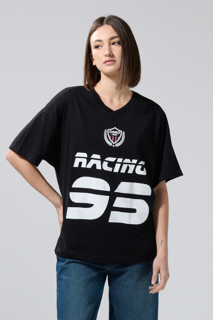 Camiseta cuello V oversize negra con arte college